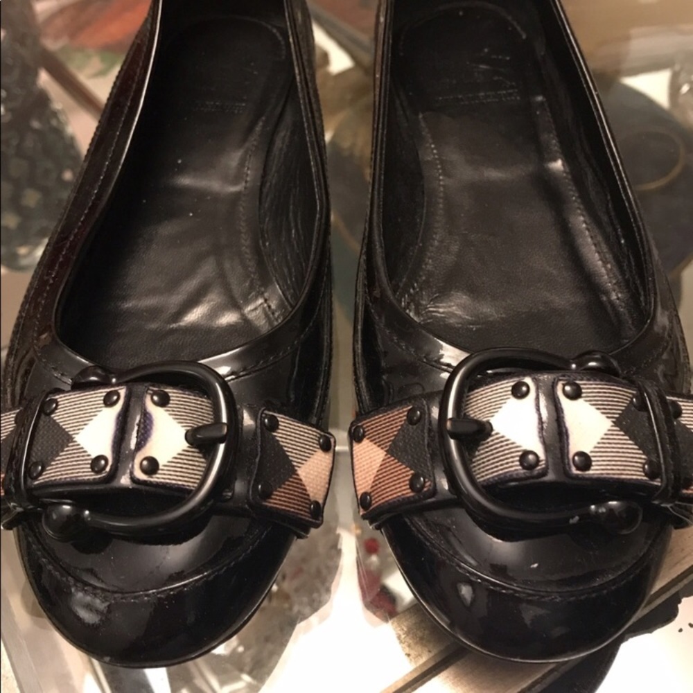 Authentic Burberry flats in good condition